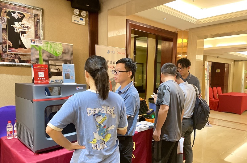 格丹納業(yè)務經(jīng)理與參會人員介紹儀器 格丹納業(yè)務經(jīng)理與參會人員介紹儀器