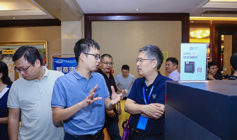 格丹納業(yè)務經(jīng)理與參會人員互相交流儀器經(jīng)驗 格丹納業(yè)務經(jīng)理與參會人員互相交流儀器經(jīng)驗