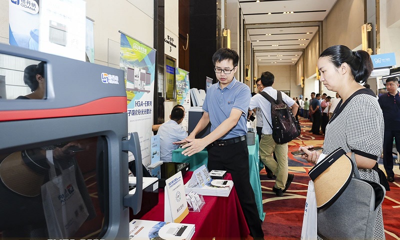 銷售總經(jīng)理為客戶展示商品，耐心答疑解惑